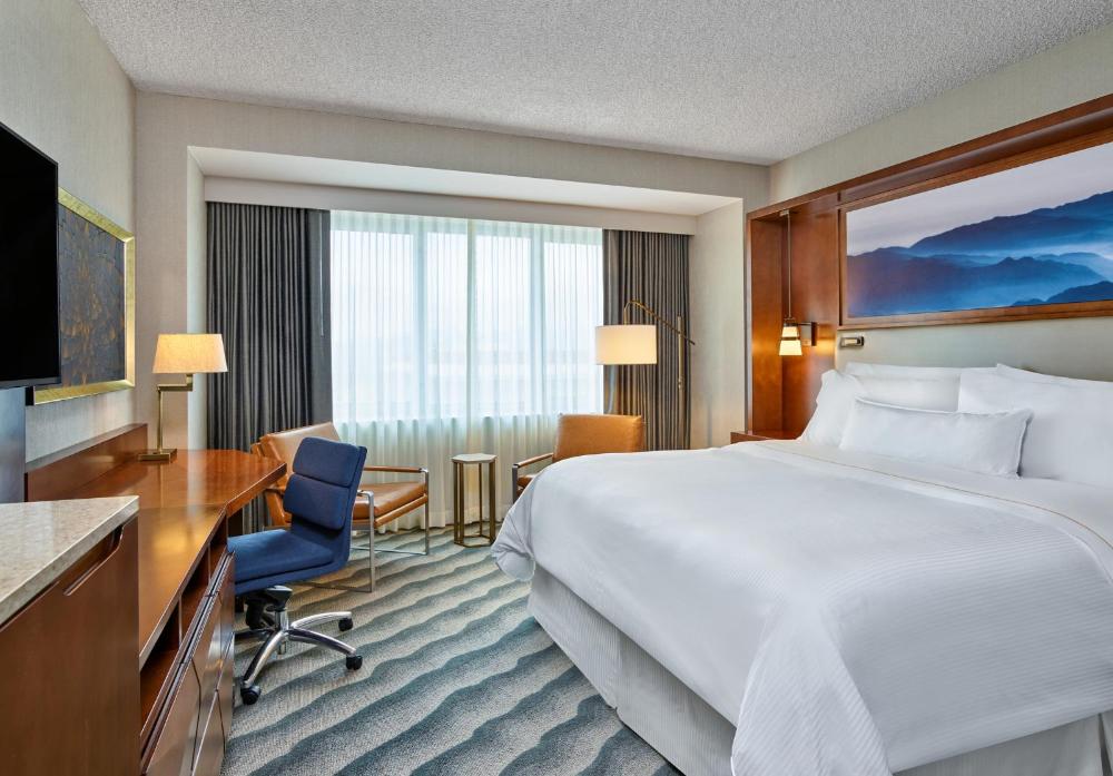 Classic King Room with Roll-in Shower - Mobility Accessible interior